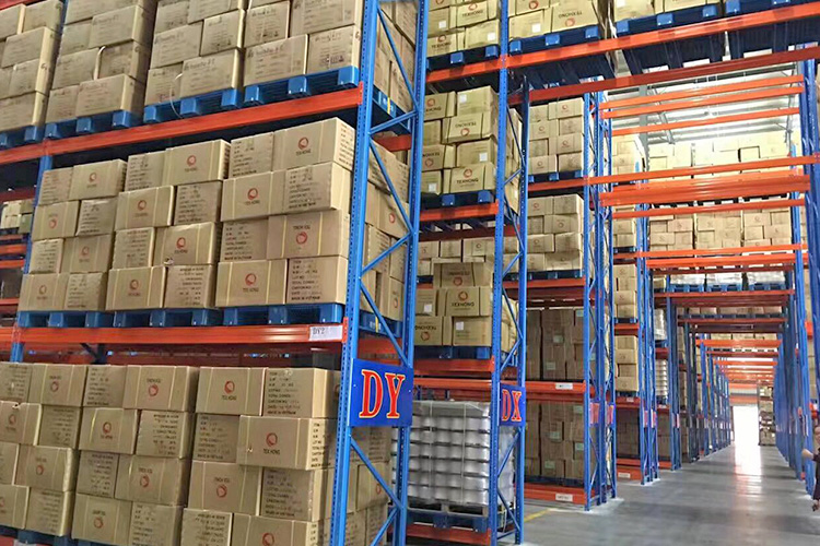 塑料托盤(pán)應(yīng)用于大型倉(cāng)庫(kù)貨架.jpg